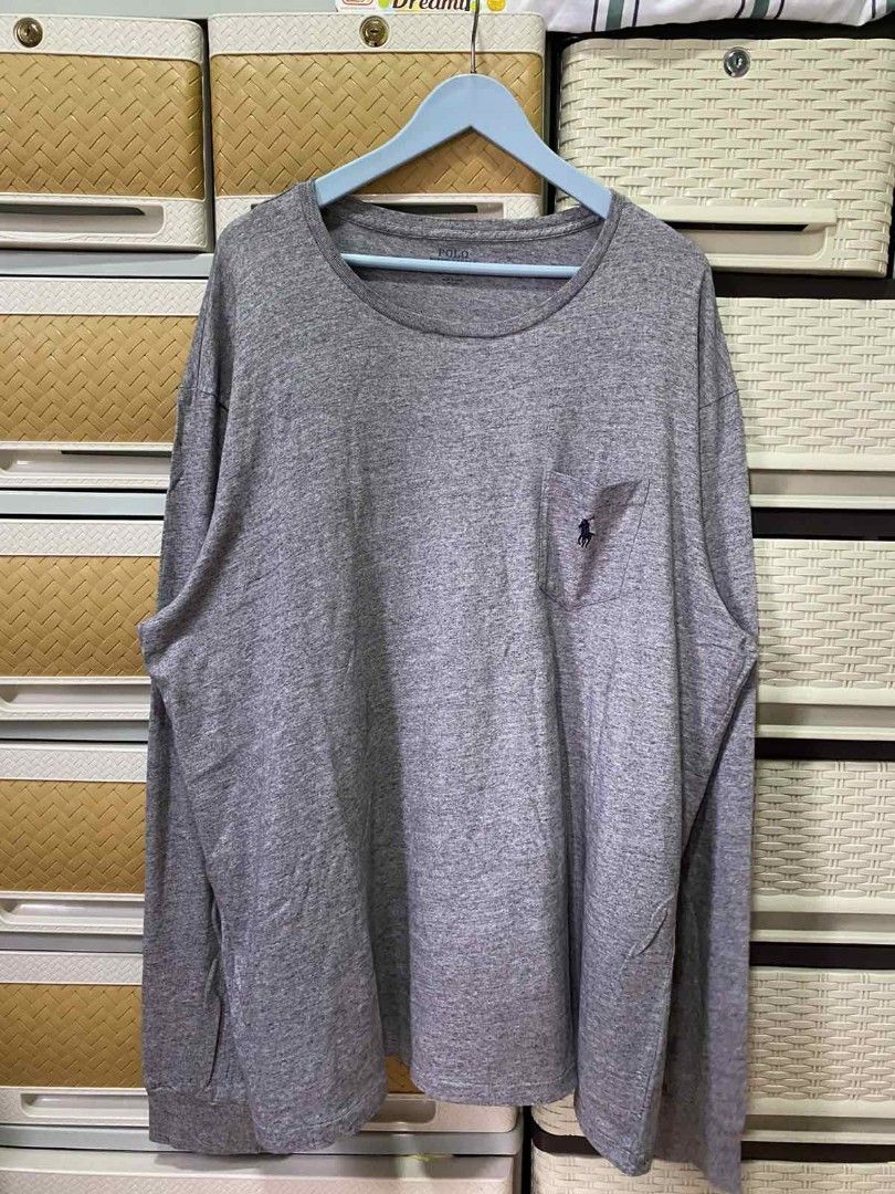 Ralph Lauren Small Pony with Pocket Gray (Category: Hoodies) located in Mexico. Submitted by jsg.10 (Listing ID 1441012139, Image 2). Description: Brand: Ralph Lauren Description: Long Sleeve Actual Dimensions Using Inches •Length - 31 •Width - 26 10/10 Color Rate and Condition Excellent Condition Delivery shoulder by (Buyer) Jnt..