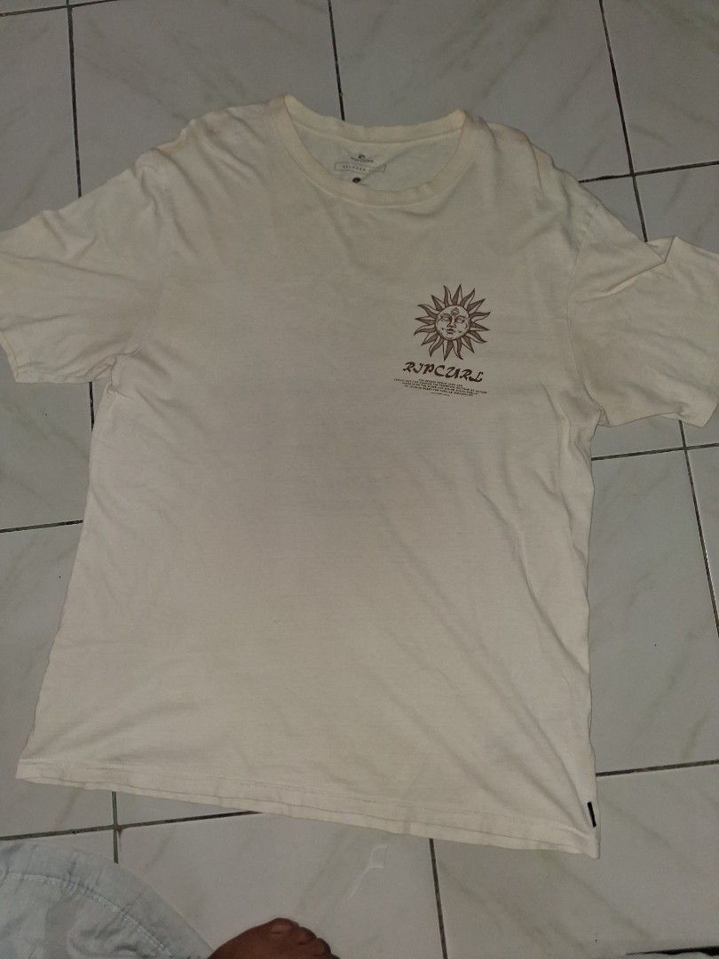 Rip Curl Relaxed Fit Graphic T-Shirt Size L (Category: Tshirts & Polo Shirts ) located in Manila. Submitted by aguilarben29573 (Listing ID 1441094326, Image 1). Description: - Cream-colored Rip Curl T-shirt - Size: Large (L) - Relaxed fit for comfort - Features a unique sun and landscape graphic print on the back - Small Rip Curl logo detail on the front chest - Made in Bangladesh - Ideal for casual outings and everyday wear.