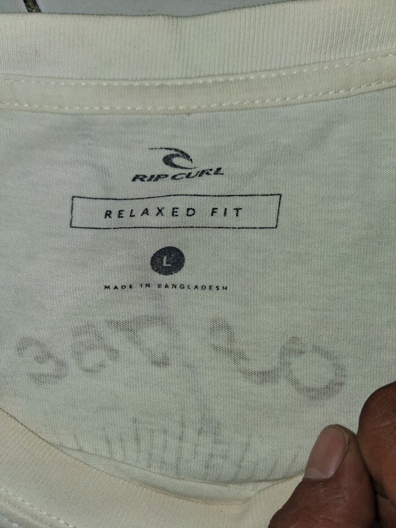 Rip Curl Relaxed Fit Graphic T-Shirt Size L (Category: Tshirts & Polo Shirts ) located in Manila. Submitted by aguilarben29573 (Listing ID 1441094326, Image 3). Description: - Cream-colored Rip Curl T-shirt - Size: Large (L) - Relaxed fit for comfort - Features a unique sun and landscape graphic print on the back - Small Rip Curl logo detail on the front chest - Made in Bangladesh - Ideal for casual outings and everyday wear.