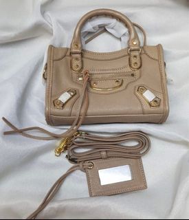 (Category: ) located in . Submitted by bagsandmanymanymore1 (Listing ID 1440974036, Image 1). Description: .
