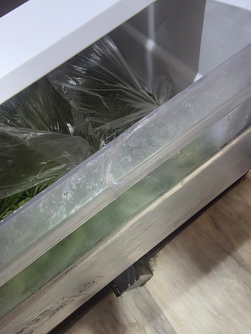 Samsung Refrigerator (Category: Refrigerators and Freezers) located in Manila. Submitted by kenchenfukang (Listing ID 1441066132, Image 3). Description: samsung refrigerator inverter 2 broken plastic parts working very well no issue at all rfs new ref pick up quiapo manila 10999.