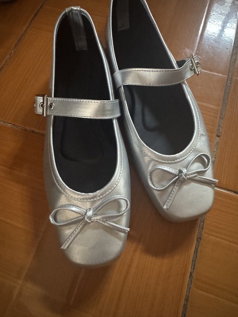 Silver Ballet Flats (Category: Flats & Sandals) located in Makati City. Submitted by rinlztt (Listing ID 1441007551, Image 1). Description: - size 10 - 25cm - brand new bought from orange app RFS: size too big for me.
