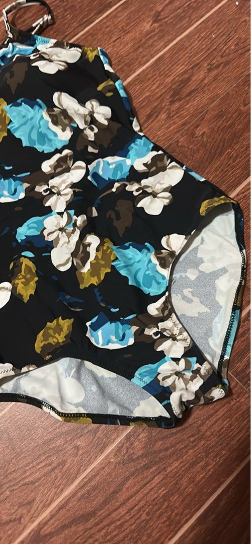 Sogo floral swimsuit in medium (Category: Bikinis & Swimsuits) located in Marikina City. Submitted by rctoby00 (Listing ID 1441077337, Image 2). Description: No label no sticker but unused. Floral, size is medium.