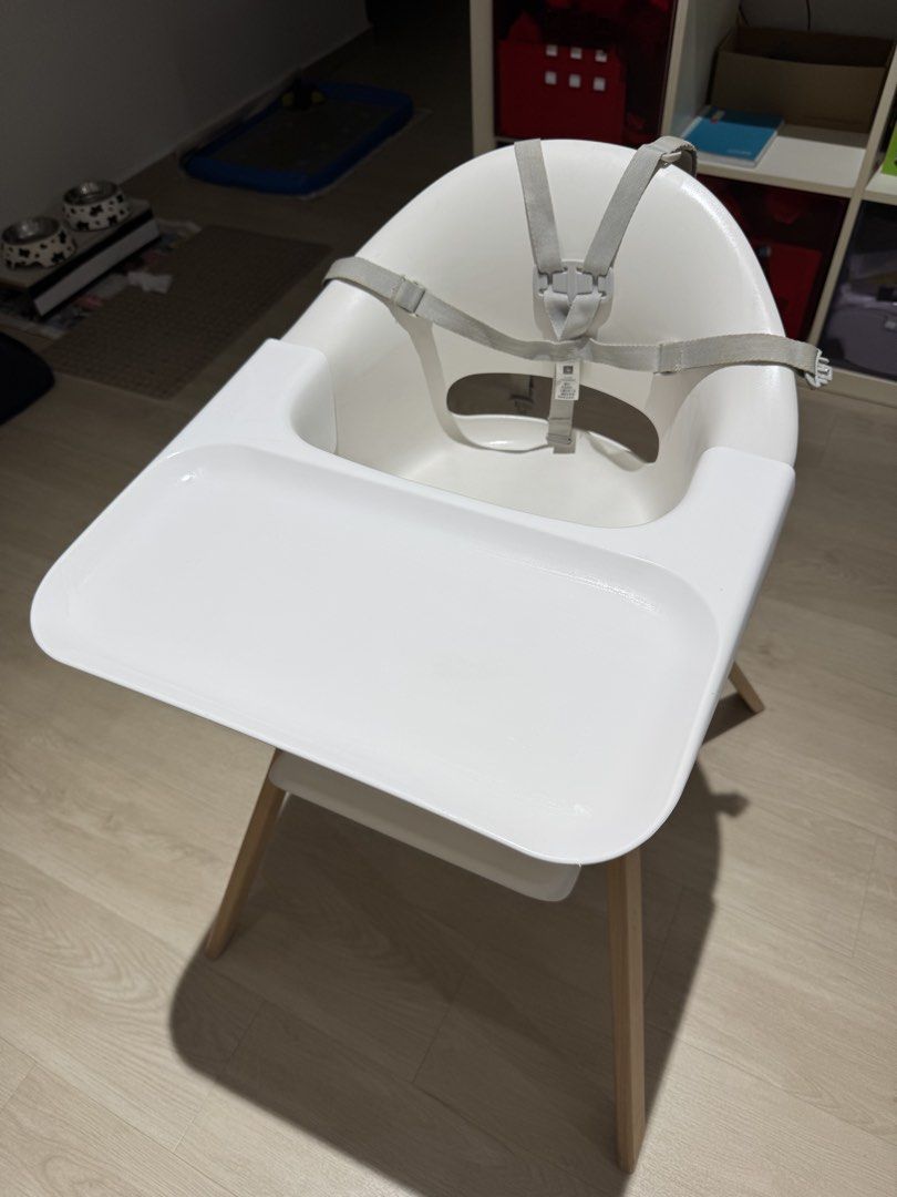 Stokke Clikk High Chair White (Category: Baby High Chairs) located in Singapore. Submitted by zelvitte586 (Listing ID 1441085686, Image 1). Description: Still in perfect condition other than the straps requiring a good wash .