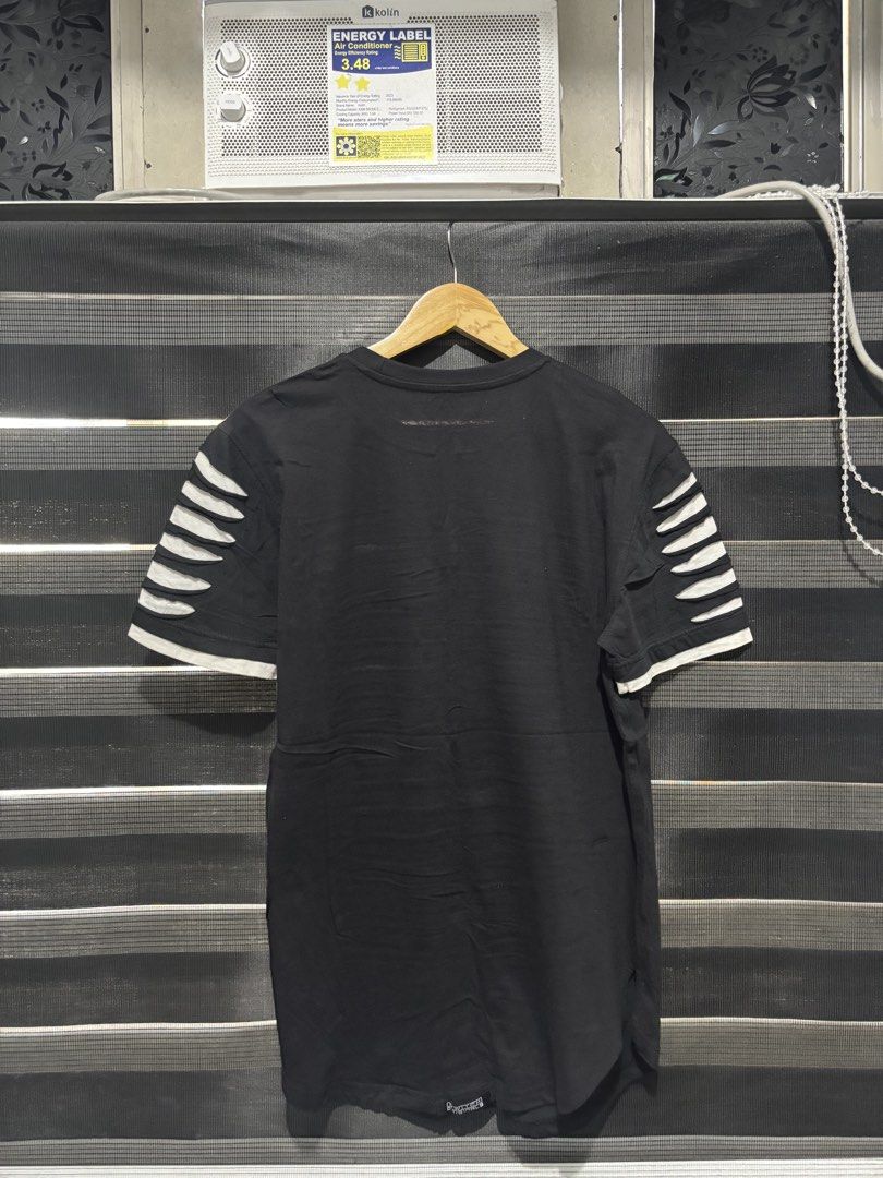 SWITCH REMARKABLE Black Cut-out T-shirt Size M (Category: Tshirts & Polo Shirts ) located in Manila. Submitted by jonard2297 (Listing ID 1441053461, Image 2). Description: - Brand: SWITCH REMARKABLE - Color: Black - Size: Medium (M) - Design: Unique cut-out details with white lining - Features: Front zipper, cut-out sleeves - Material: 100% Cotton.