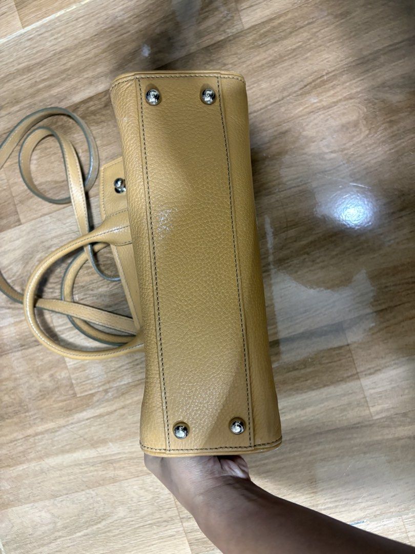 TOD'S Leather Tote Bag (Category: Luxury Bags & Wallets) located in Manila. Submitted by venice532 (Listing ID 1441096249, Image 2). Description: - Authentic TOD'S tan leather tote bag - Features top handles and a detachable shoulder strap - Interior zippered pocket for secure storage - Perfect size for everyday essentials.