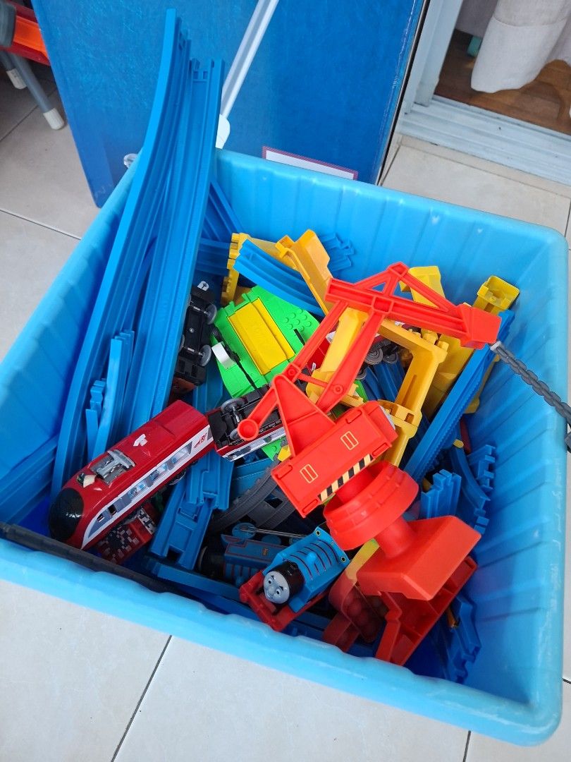 Toy train set (Category: Toys & Games) located in Singapore. Submitted by sanriopompom (Listing ID 1441029550, Image 1). Description: The 2 thomas trains do not work sadly, but the bullet train does! abit dusty but should be rinsable since it is plastic open to nego.