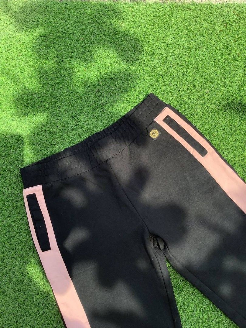 True Religion Baggy Track Pants (Category: Activewear) located in Nabua. Submitted by stayhypethrifted (Listing ID 1441043808, Image 3). Description: .