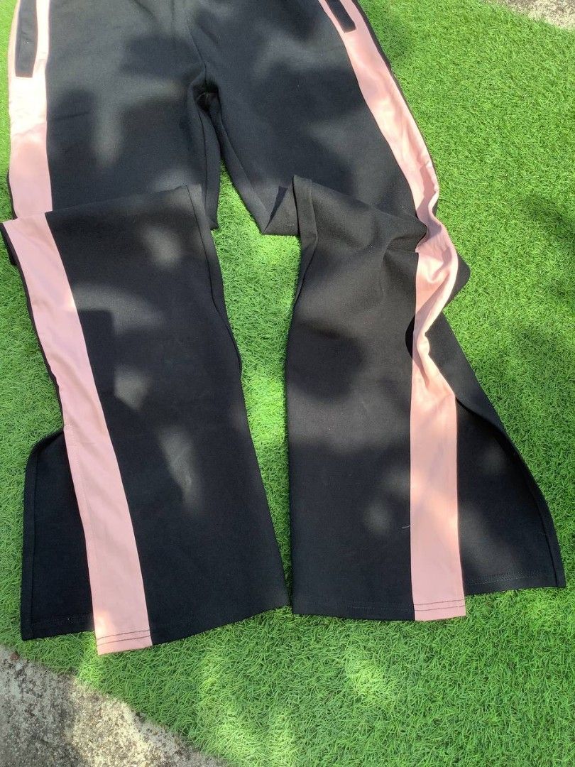 True Religion Baggy Track Pants (Category: Activewear) located in Nabua. Submitted by stayhypethrifted (Listing ID 1441043808, Image 2). Description: .