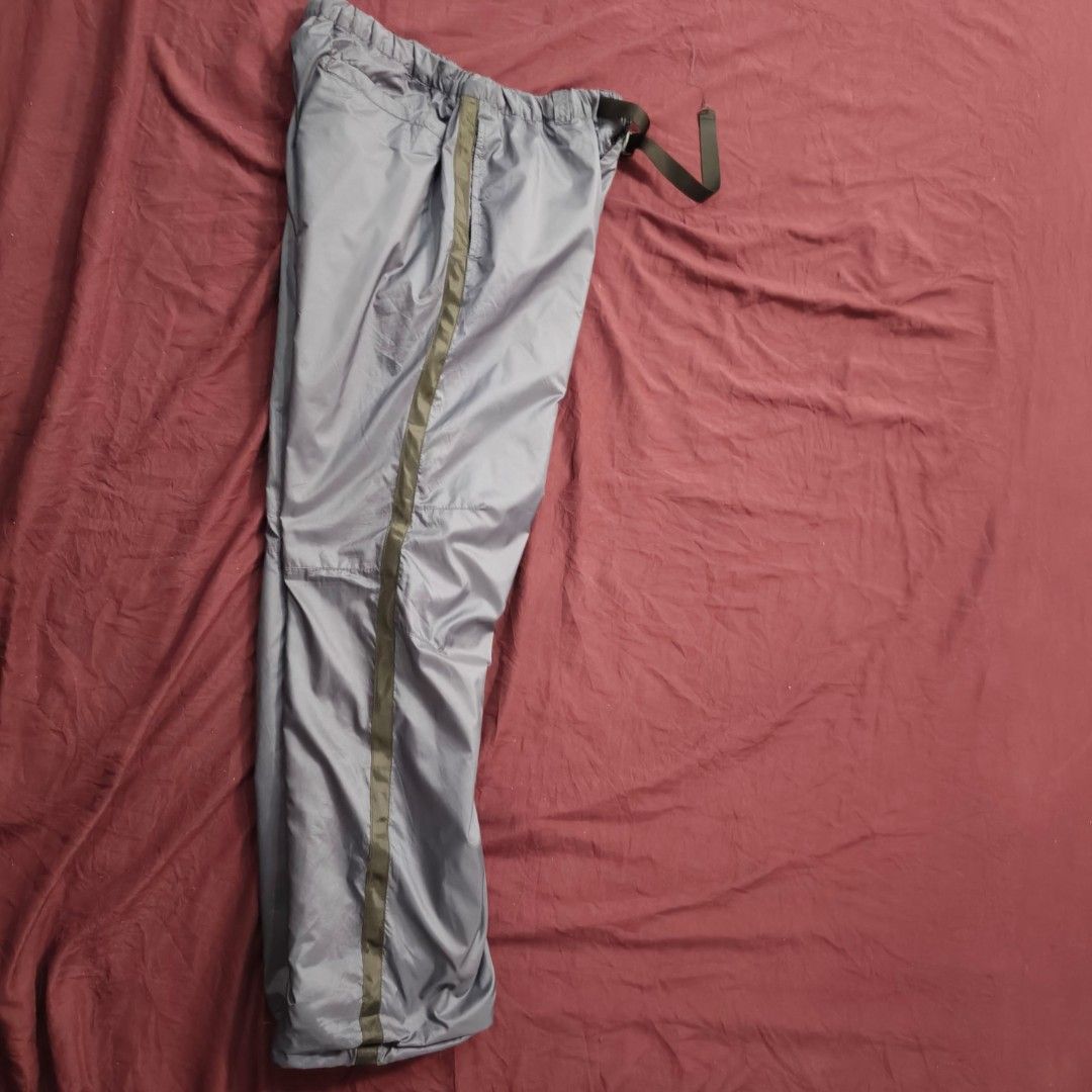 Uniqlo heat tech track pants (Category: Joggers) located in Bayombong. Submitted by easyflip_04 (Listing ID 1441054465, Image 3). Description: w 30-32 L-38 leg opening -8. 5.