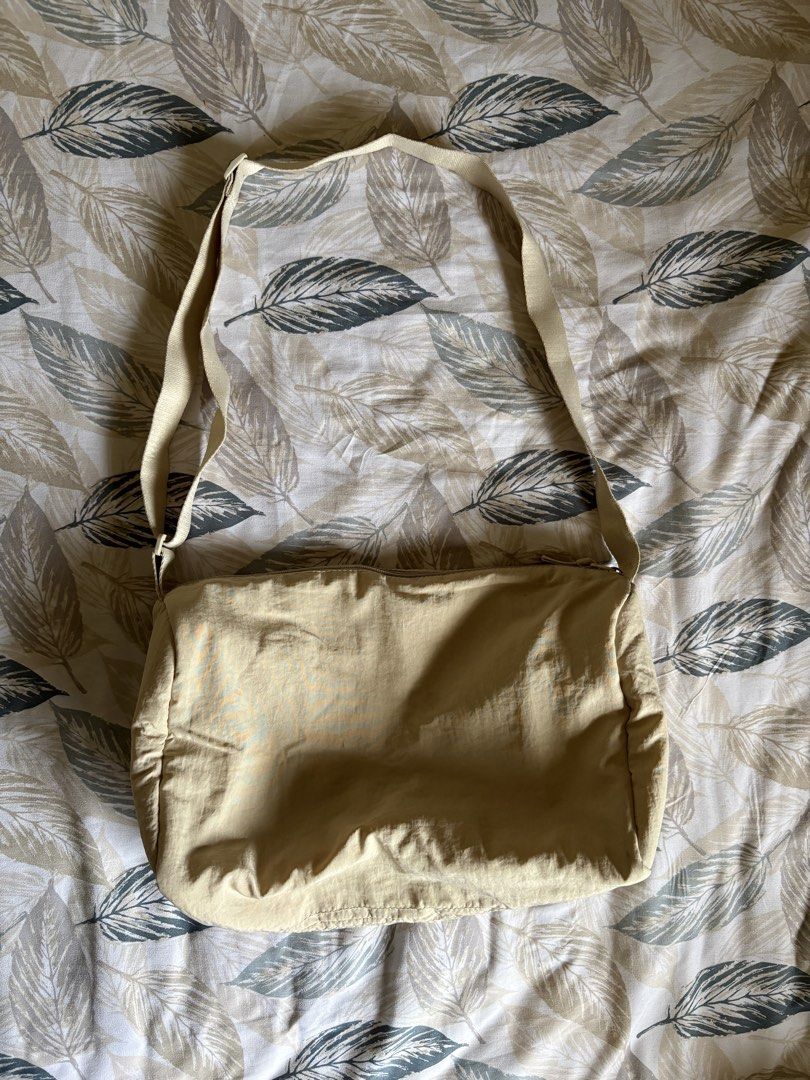 Uniqlo Inspired Bag (Category: Luxury Bags & Wallets) located in Manila. Submitted by racajamess (Listing ID 1440951474, Image 2). Description: - Uniqlo Nylon Big Bag perfect for travel.