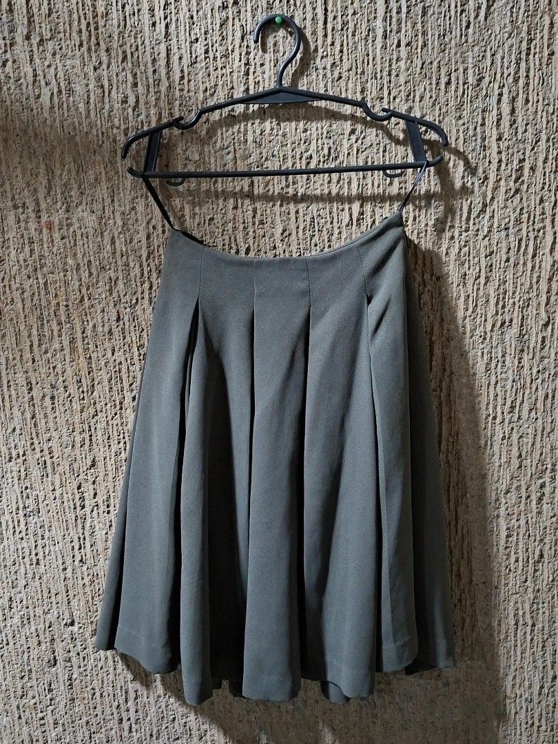 Uniqlo pleated skirt (Category: Skirts) located in Paranaque City. Submitted by momochiii24 (Listing ID 1441093735, Image 1). Description: Uniqlo pleated skirt still in good condition like neww no issues size:24-28 waistline chat if interested mop:gcash mod:lalamove/gogo xpress/jnT.