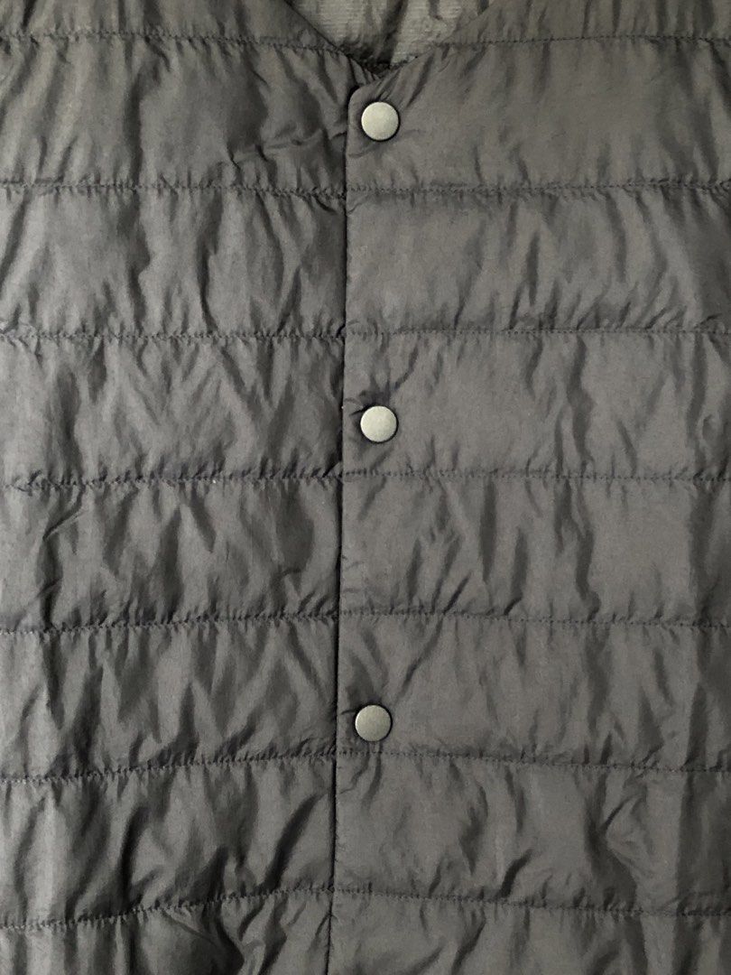 UNIQLO Ultra Light Down Compact Vest Navy (Category: Vests) located in Valenzuela. Submitted by evsweatshirts (Listing ID 1441150758, Image 3). Description: Size L | 21x25 | 9/10 condition | no issue.