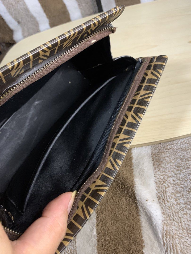 Valcan Japan leather clutch (Category: Clutches) located in Cabanatuan. Submitted by mjluxxejapan (Listing ID 1441152063, Image 2). Description: Fixed price gandaa ng quality makapal antibay.. excellent cond approx 7.5”x6” meas kasya cp..