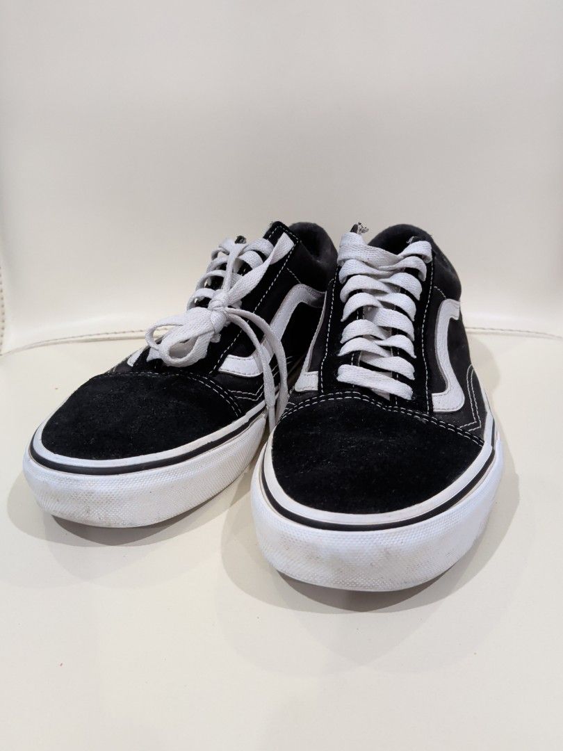 Vans Old Skool (US Men 7 | Black) (Category: Sneakers) located in Quezon City. Submitted by andybanson (Listing ID 1212628084, Image 1). Description: The Vans Old Skool is a classic skate shoe and the first to bare the iconic side stripe. It has a low-top lace-up silhouette with a durable suede and canvas upper with padded tongue & lining, and Vans signature Waffle Outsole. Box not included Reason for selling: Decluttering Leather padding has pee