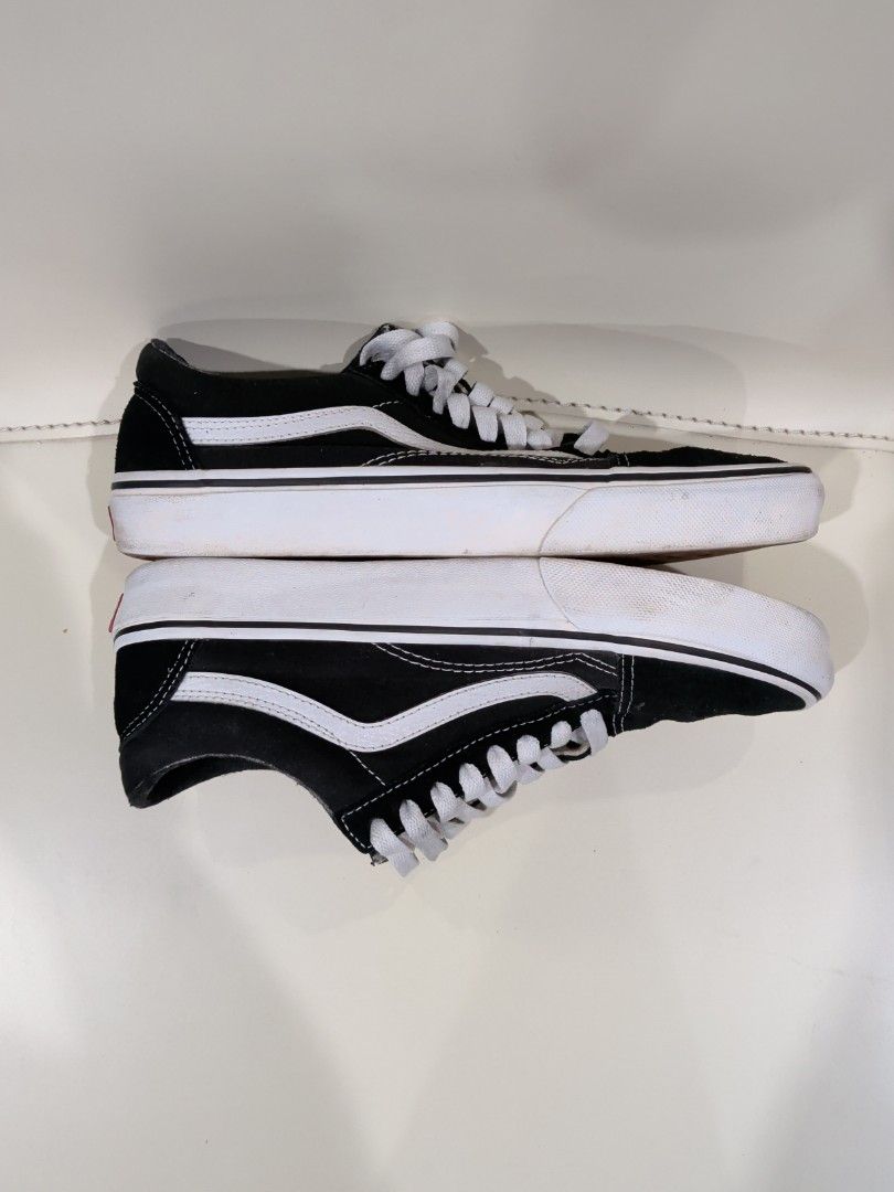 Vans Old Skool (US Men 7 | Black) (Category: Sneakers) located in Quezon City. Submitted by andybanson (Listing ID 1212628084, Image 3). Description: The Vans Old Skool is a classic skate shoe and the first to bare the iconic side stripe. It has a low-top lace-up silhouette with a durable suede and canvas upper with padded tongue & lining, and Vans signature Waffle Outsole. Box not included Reason for selling: Decluttering Leather padding has pee