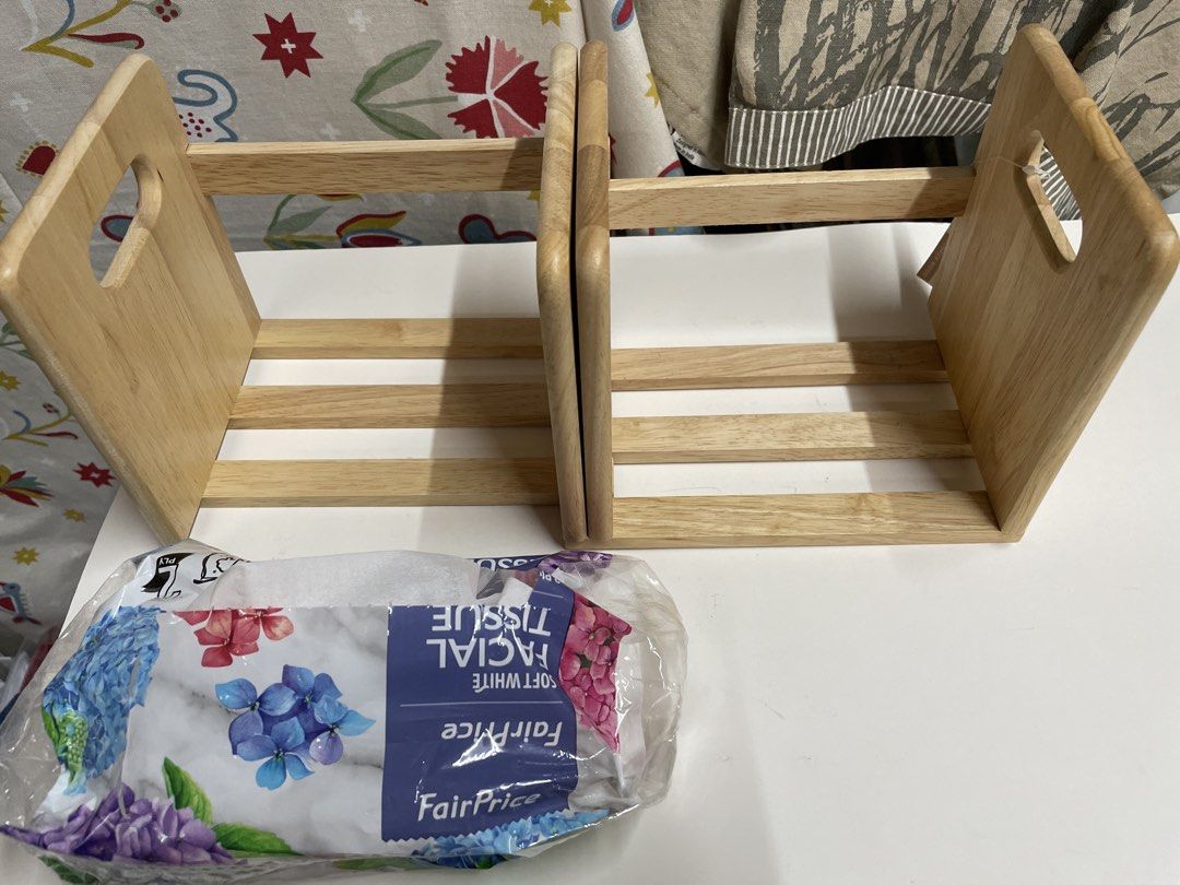 Wooden book stand expandable469712369877657601