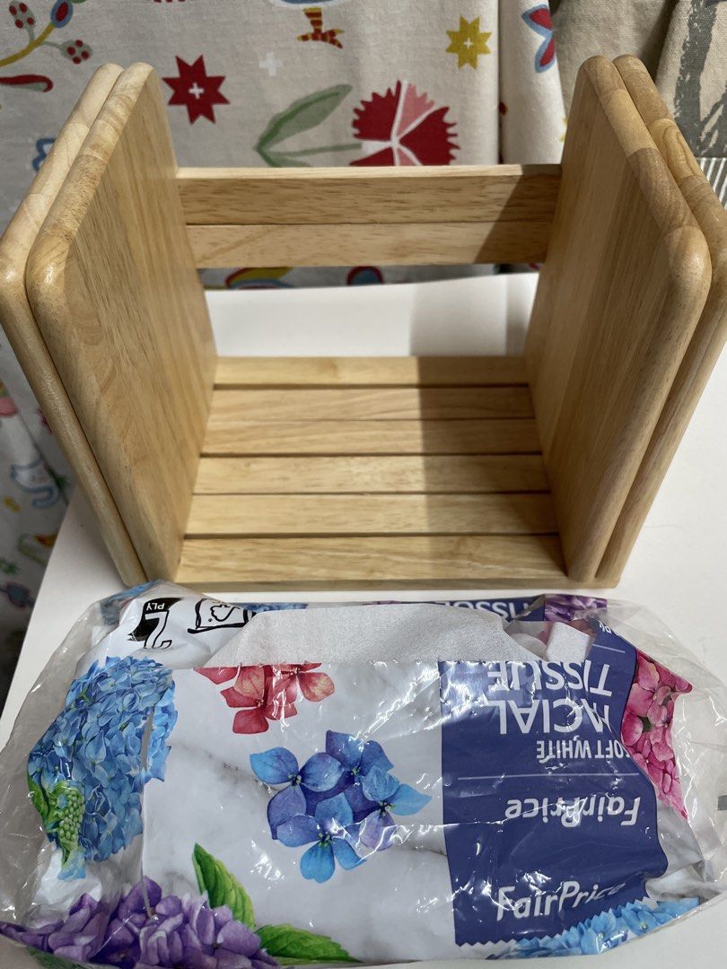 Wooden book stand expandable469712369877657600