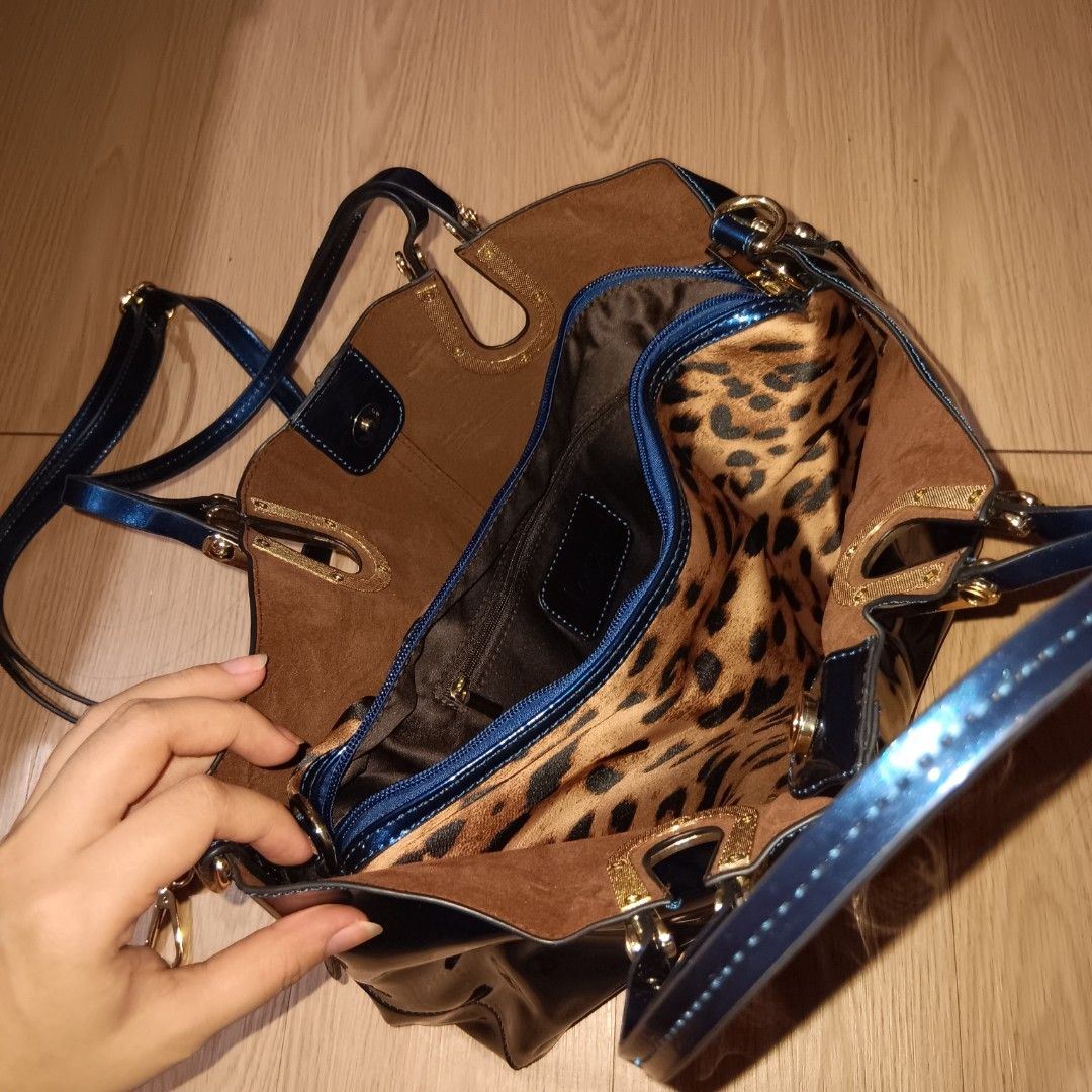 Y2K Style Shiny Blue Shoulder Bag (Category: Tote Bags) located in Taguig. Submitted by ncomn (Listing ID 1441091326, Image 3). Description: - Set includes a shiny blue patent tote bag, and removable leopard print pouch - Comes with adjustable straps - Like new.
