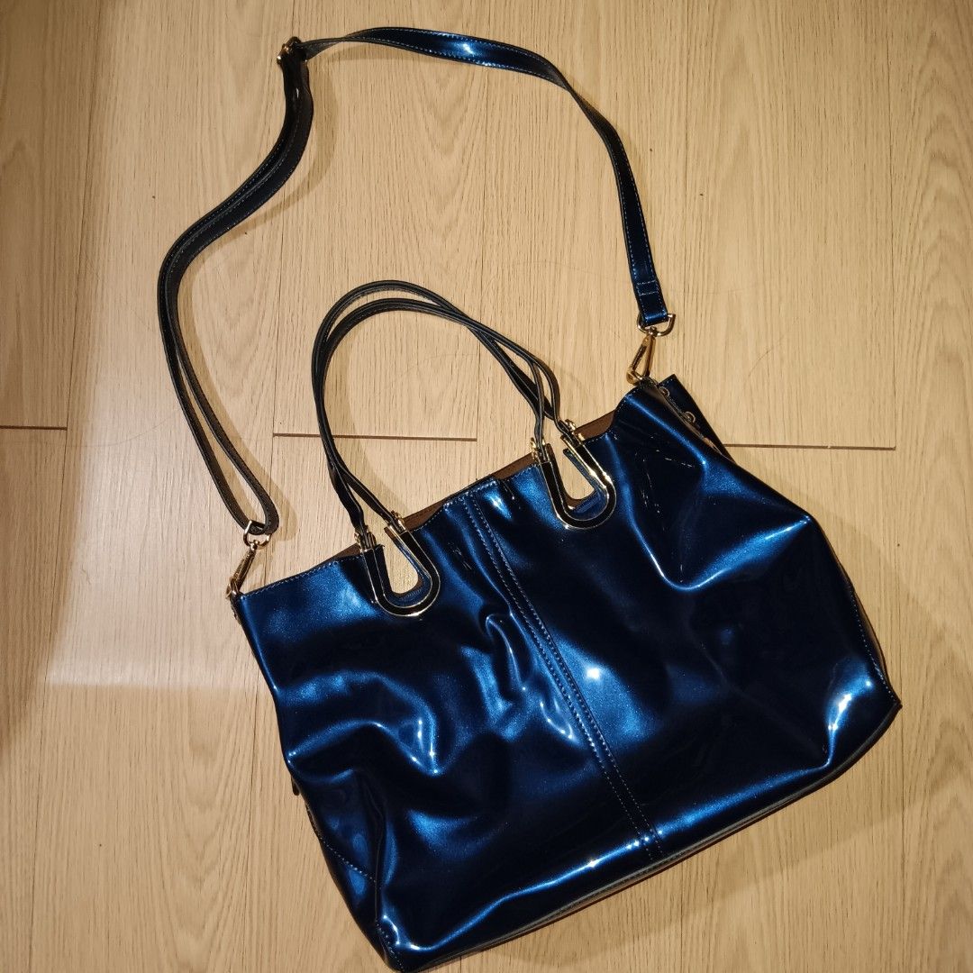 Y2K Style Shiny Blue Shoulder Bag (Category: Tote Bags) located in Taguig. Submitted by ncomn (Listing ID 1441091326, Image 2). Description: - Set includes a shiny blue patent tote bag, and removable leopard print pouch - Comes with adjustable straps - Like new.