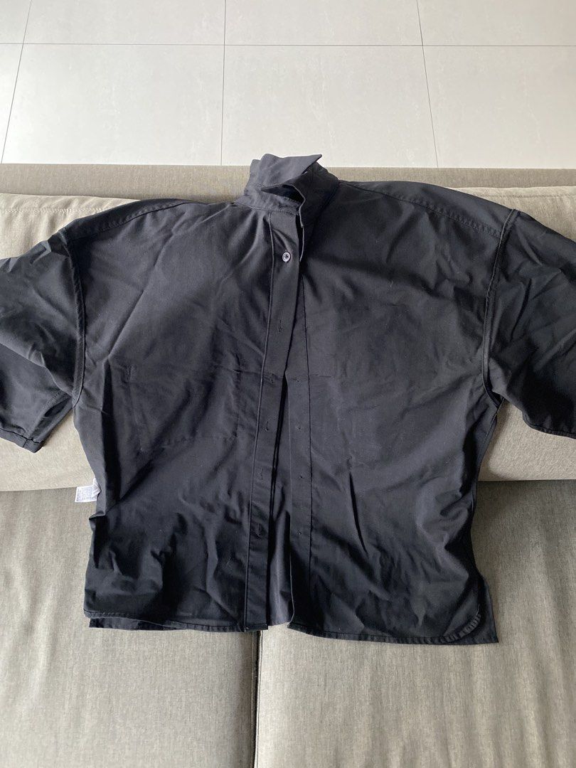 ZARA Black Boxy Fit Button-Up Shirt (Category: Tshirts & Polo Shirts ) located in Quezon City. Submitted by viber9163490242 (Listing ID 1441036571, Image 1). Description: - Brand: ZARA - Color: Black - Style: Boxy fit - Features: Button-up front, collar, short sleeves - Estimated Size: S - Versatile: Great for casual or dressed-up occasions.