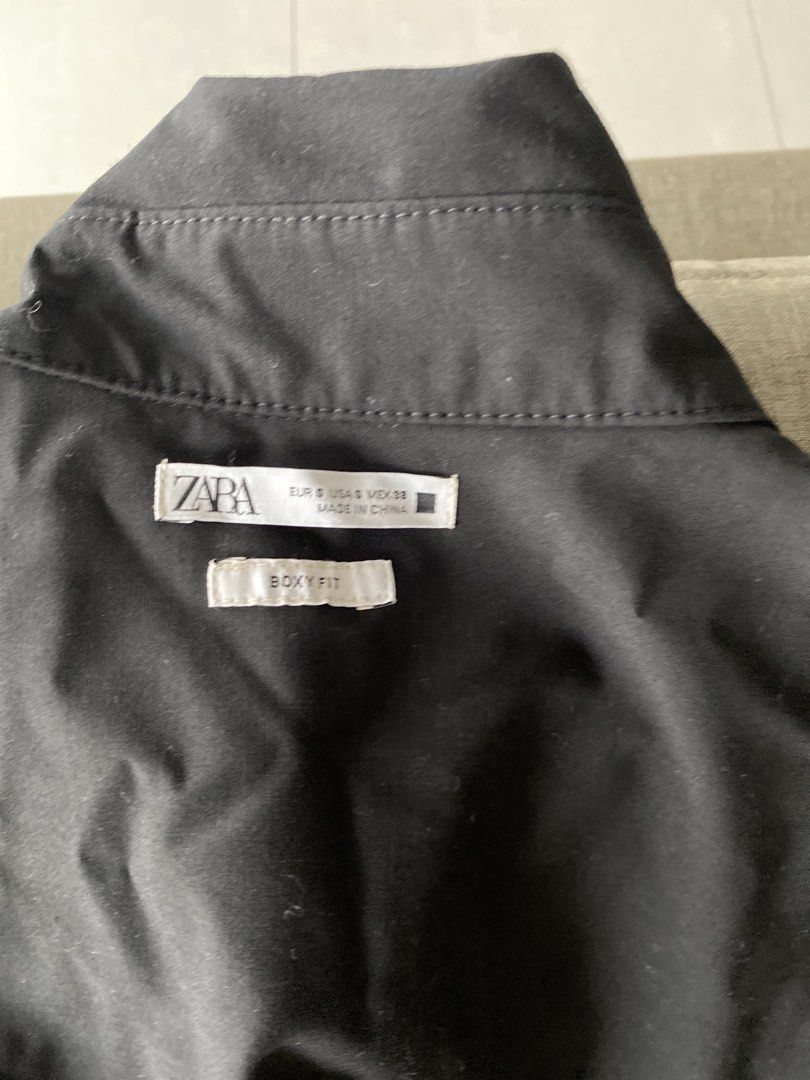 ZARA Black Boxy Fit Button-Up Shirt (Category: Tshirts & Polo Shirts ) located in Quezon City. Submitted by viber9163490242 (Listing ID 1441036571, Image 2). Description: - Brand: ZARA - Color: Black - Style: Boxy fit - Features: Button-up front, collar, short sleeves - Estimated Size: S - Versatile: Great for casual or dressed-up occasions.