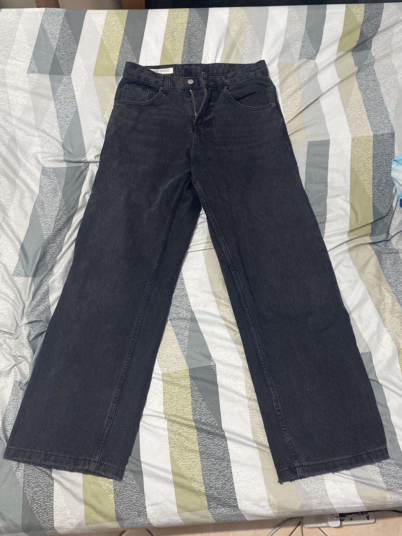 Zara Black Wide Leg Jeans (Category: Trousers) located in Manila. Submitted by lucybedroquelover (Listing ID 1441146488, Image 1). Description: - Zara Black Wide Leg Jeans - Size: EUR 36 / US 29 / MEX 29 - Made in Bangladesh - Classic five-pocket design - Button and zip fly closure - Essential wardrobe staple, easy to dress up or down.