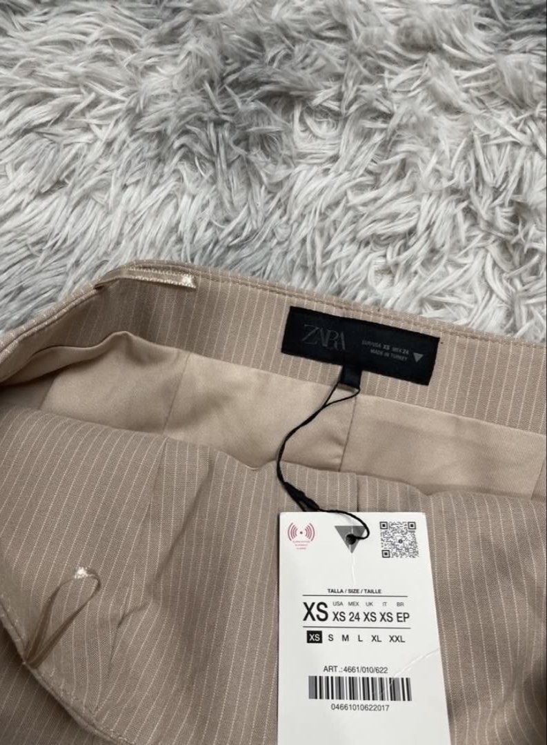 Zara Pinstriped Linen Tube Top (Category: Sleeveless) located in Manila. Submitted by rikascloset1220 (Listing ID 1441009301, Image 3). Description: SALE!! ‼️‼️Brand new without tag. SRP is 2295, too big in my bust area. Best fit 32-34 girlies.