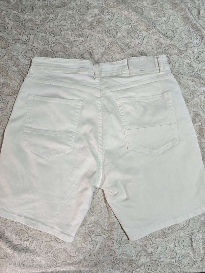 Zara Man White Denim Shorts - Size 31 (Category: Shorts) located in Antipolo. Submitted by teej19 (Listing ID 1440966290, Image 3). Description: - Zara Man White Denim Shorts - Size: 31 (EUR 40, USA/MEX 31) - Made in Morocco - Classic five-pocket design - Button and zip closure - Perfect for casual outfits - Please check photos for condition details.