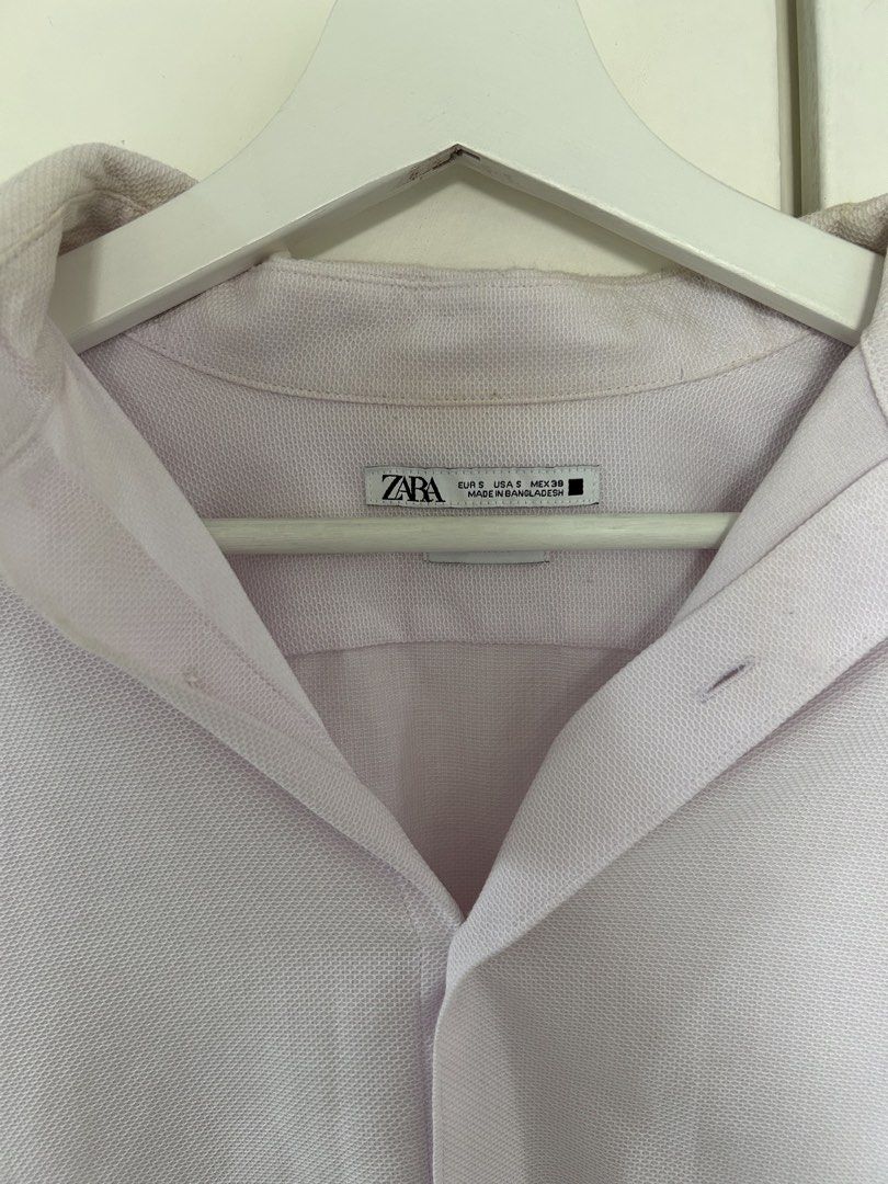 ZARA Men's Light Purple Button-Up Shirt (Category: Tshirts & Polo Shirts ) located in Manila. Submitted by isabelle_1104 (Listing ID 1441124283, Image 2). Description: - ZARA light purple button-up shirt - has stains on the neck. Dont know if it can be removed Long sleeves with button cuffs - Classic collar - Simple and versatile for any occasion - Easy to pair with trousers or jeans.