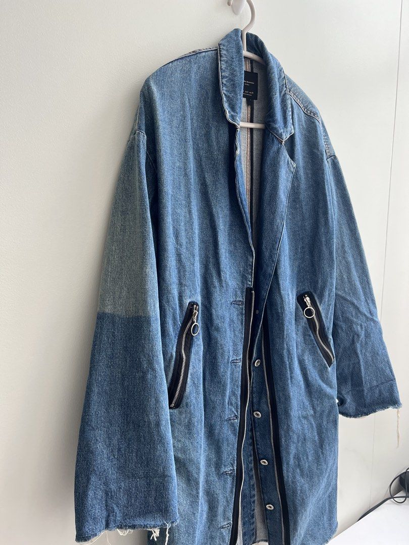 ZARA Oversized Denim Long Jacket (Category: Coats, Jackets and Outerwear) located in Paranaque City. Submitted by papermuse (Listing ID 1441035419, Image 3). Description: - Oversized ZARA denim jacket - Long length with blazer-style collar - Features zip pockets and full zip closure - Distressed hem details - Ideal for layering MOP: BPI / GCash Shipping: Gogoxpress, Grab, Lalamove.