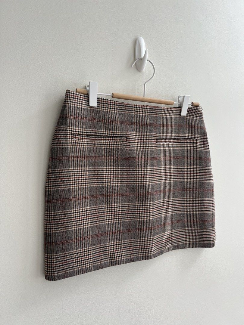 Zara Plaid Mini Skirt with Pockets (Category: Skirts) located in Paranaque City. Submitted by papermuse (Listing ID 1441034943, Image 2). Description: - Cute plaid mini skirt - Versatile for casual or dressed-up outfits - Easy to pair with various tops - Size says XS but will fit S better MOP: BPI / GCash Shipping: Gogoxpress, Grab, Lalamove.