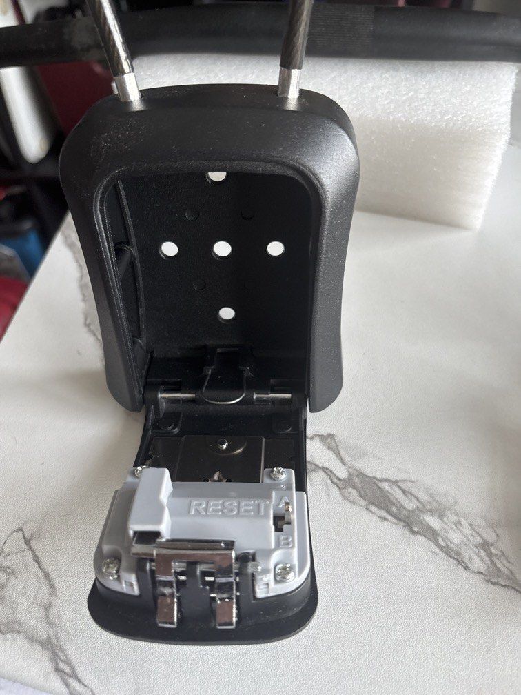 4 Digit Passcode Key Safe (Category: Other Security Devices) located in Singapore. Submitted by silverseller1982 (Listing ID 1435917166, Image 3). Description: Great for renovating use. Item comes with wall mounting parts and multi language manual slip. .
