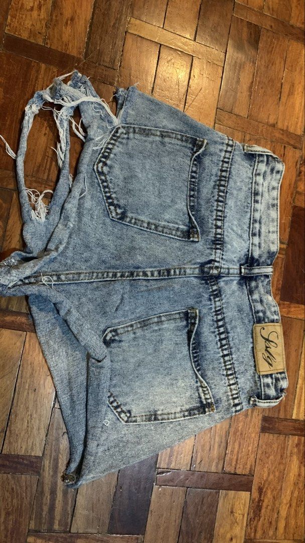 Acid Wash Denim Shorts (Category: Shorts) located in Manila. Submitted by fiercebird-acdf21 (Listing ID 1435945235, Image 2). Description: - Acid wash denim shorts - Classic five-pocket design - Button and zipper closure - Distressed detailing on front - Brand label on back - Ideal for casual wear.