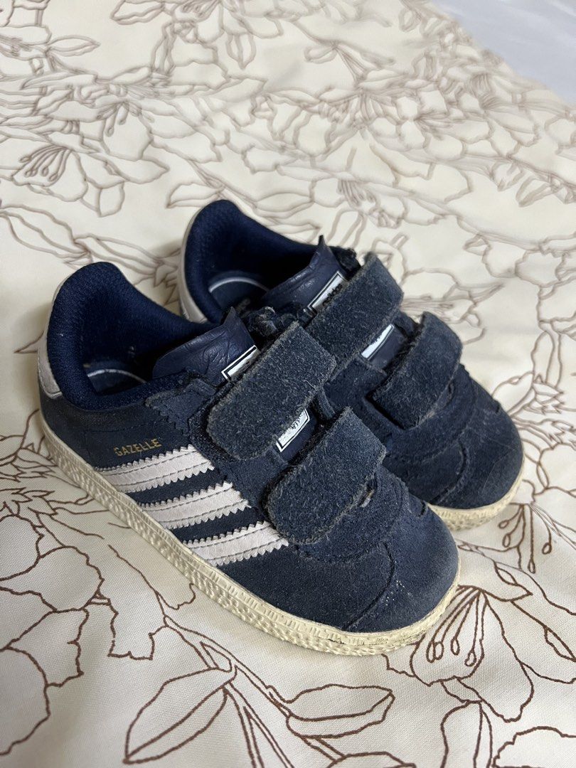 ADIDAS Gazelle Collegiate With Hook-and-Loops Strap (Category: Babies & Kids Fashion) located in Baguio. Submitted by skatzberi (Listing ID 1436013376, Image 2). Description: 🍓Has signs of use, needs cleaning 🍓UK 6K size 🍓See photos, what you see is what you get. ❗️Gcash payment ONLY!.