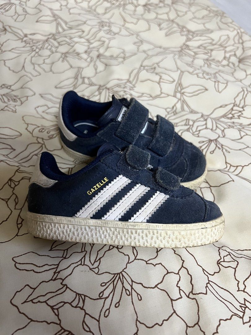 ADIDAS Gazelle Collegiate With Hook-and-Loops Strap (Category: Babies & Kids Fashion) located in Baguio. Submitted by skatzberi (Listing ID 1436013376, Image 1). Description: 🍓Has signs of use, needs cleaning 🍓UK 6K size 🍓See photos, what you see is what you get. ❗️Gcash payment ONLY!.