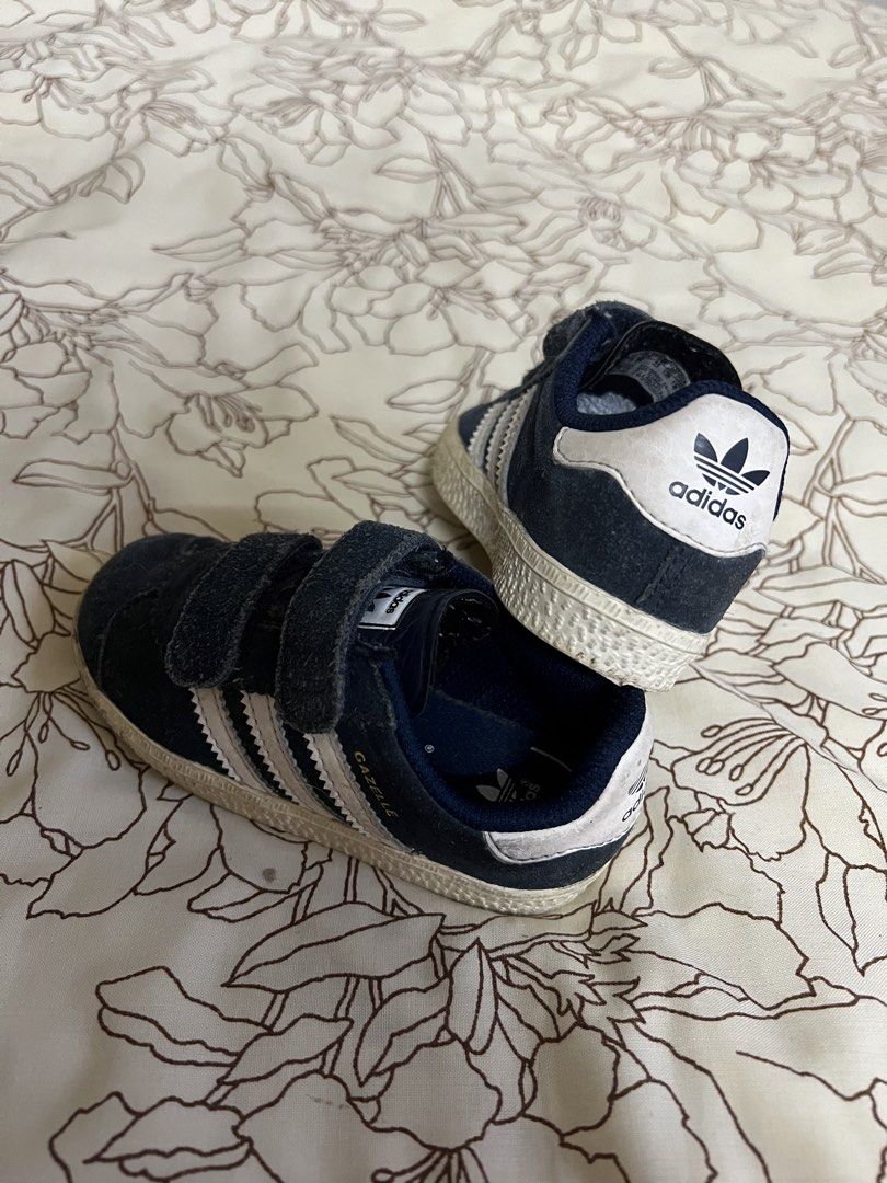 ADIDAS Gazelle Collegiate With Hook-and-Loops Strap (Category: Babies & Kids Fashion) located in Baguio. Submitted by skatzberi (Listing ID 1436013376, Image 3). Description: 🍓Has signs of use, needs cleaning 🍓UK 6K size 🍓See photos, what you see is what you get. ❗️Gcash payment ONLY!.