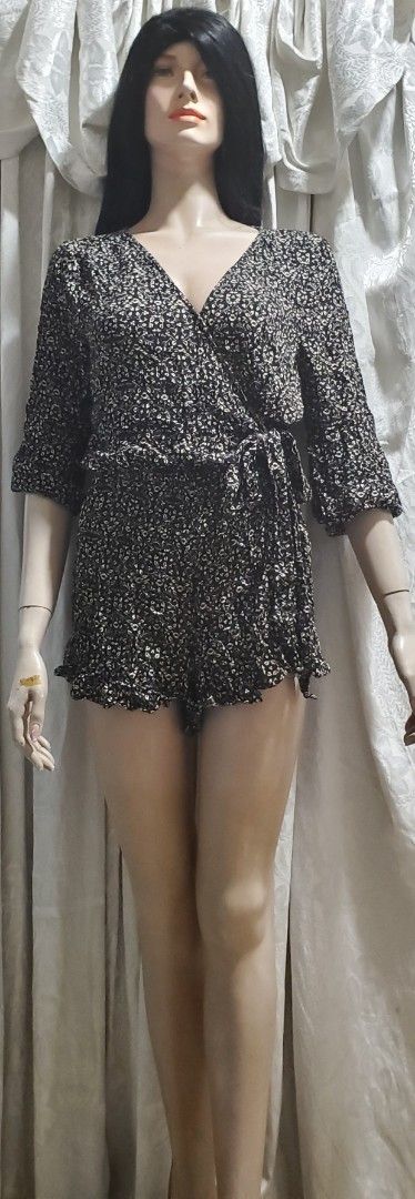 American Eagle Paisley Wrap Romper (Category: Rompers) located in Manila. Submitted by gresha (Listing ID 1436078082, Image 2). Description: - American Eagle wrap romper - Black and beige paisley print - Size: Medium (waist 26-28 inches) - Features: Long sleeves, V-neck, waist tie - Style: Wrap design - Condition: unused.