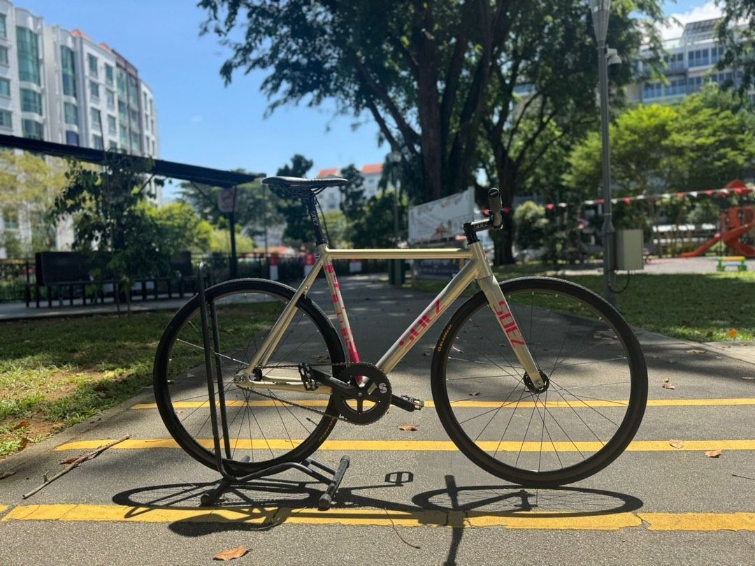 API TEST BICYCLE (Category: Bicycles) located in Singapore. Submitted by soez_ezm_sg (Listing ID 1436093308, Image 1). Description: - Stylish fixed gear bike - Sleek silver frame with pink accents - Includes pedals - Comes with a bike stand - Ready to ride!.
