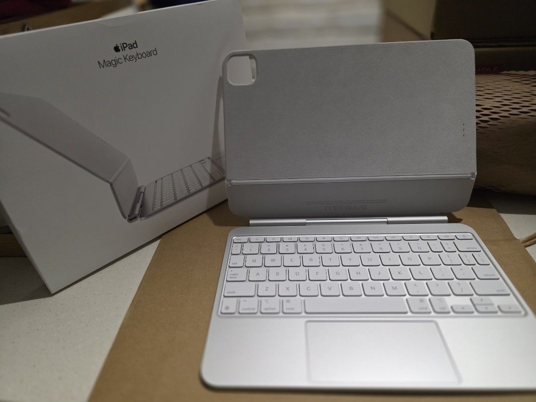 Apple iPad Magic Keyboard - Silver445073669007626240