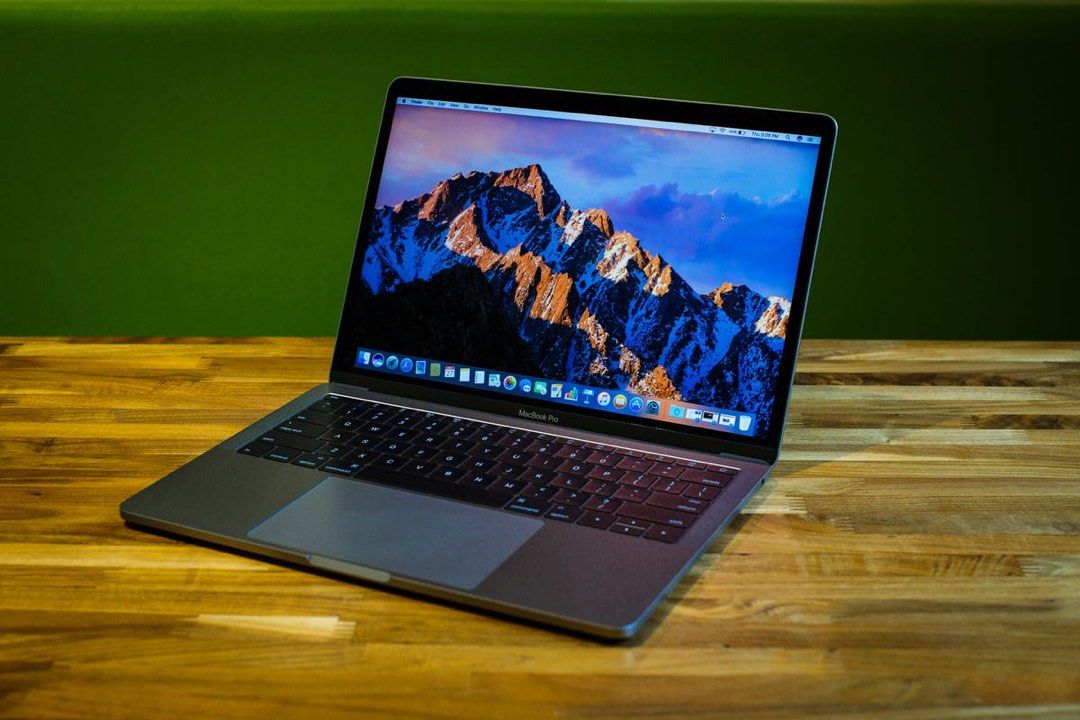 Apple MacBook Pro 13-inch (2017)445047398026465280
