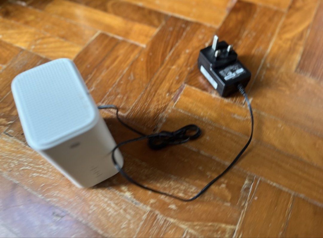 Askey White Router with Power Adapter444675777406576641