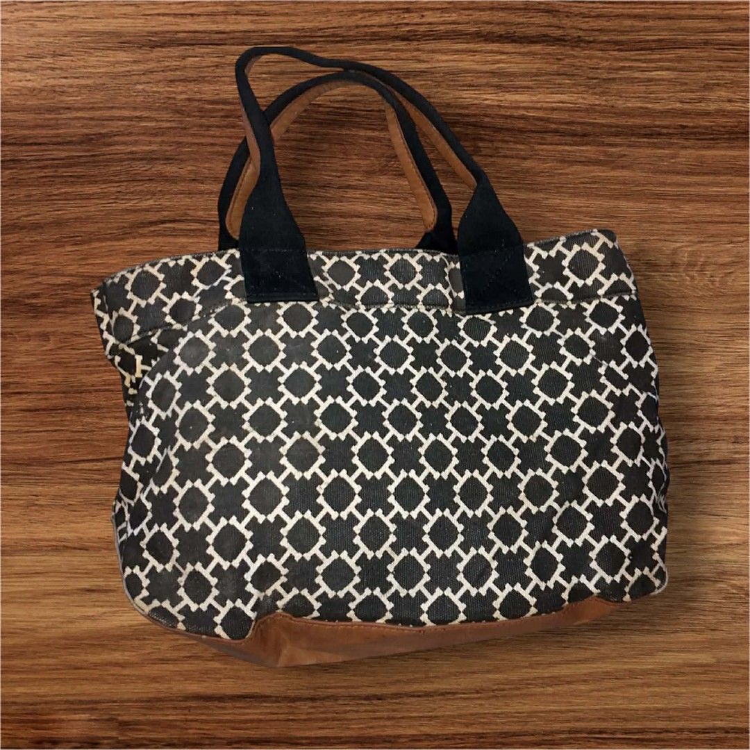 Auth Tommy Hilfiger Canvas Tote Bag (Category: Tote Bags) located in Cebu City. Submitted by jc_online_shop (Listing ID 1436054234, Image 2). Description: 12" x 10" x 5" canvas and leather material hologram lining with etiketa snap closure.