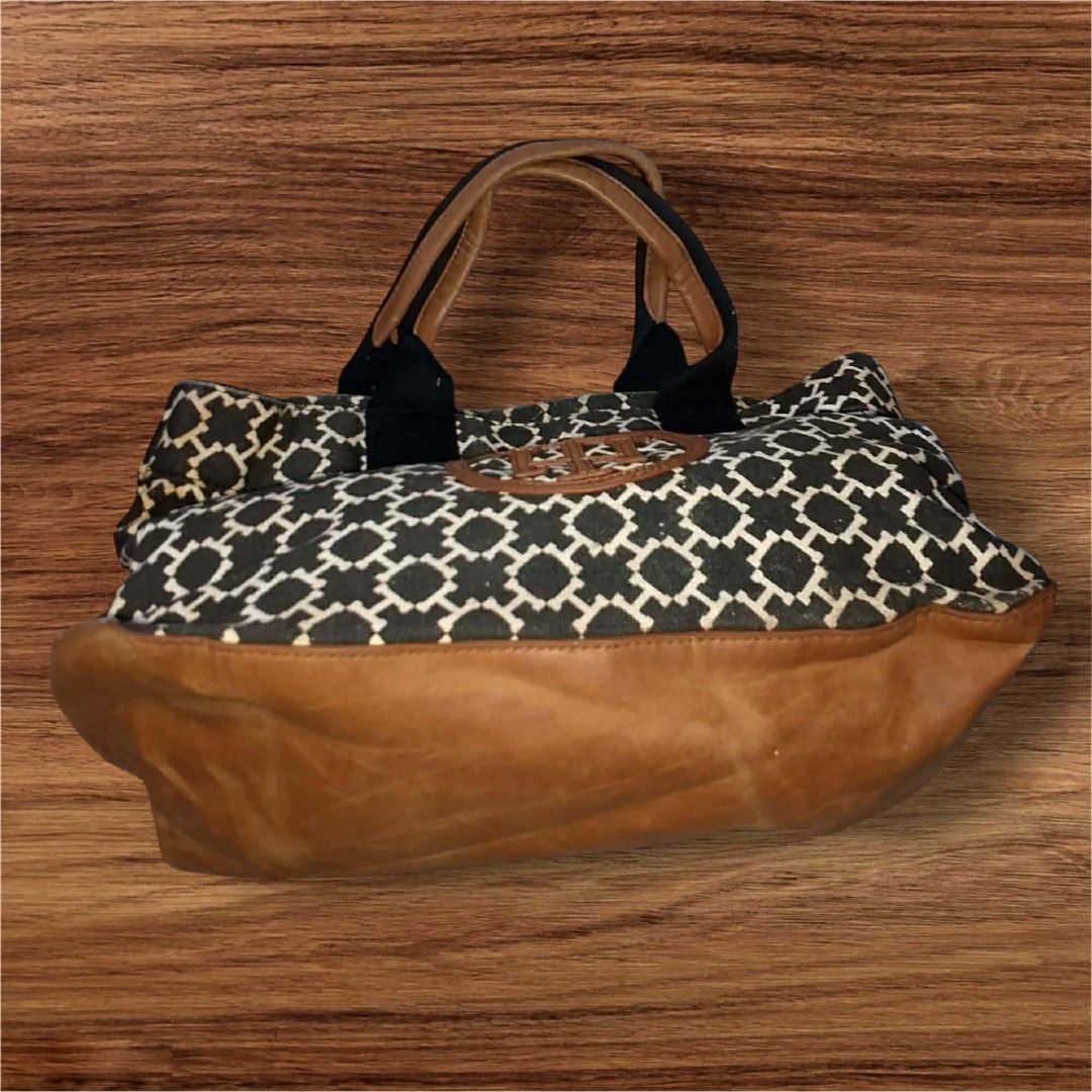 Auth Tommy Hilfiger Canvas Tote Bag (Category: Tote Bags) located in Cebu City. Submitted by jc_online_shop (Listing ID 1436054234, Image 3). Description: 12" x 10" x 5" canvas and leather material hologram lining with etiketa snap closure.
