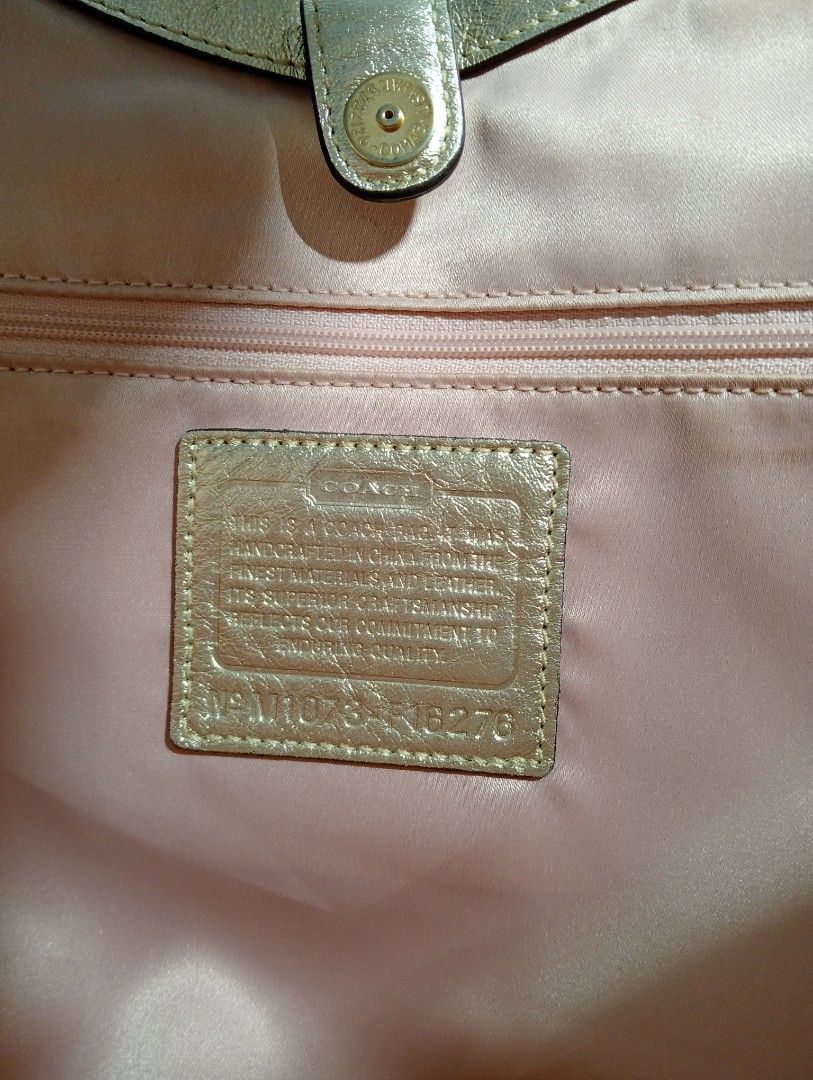 📣 CLEAR OUT CLOSET SALE ‼️ LESS 30% OFF FROM 4,500 TO 3,150 ‼️ AUTHENTIC ORIGINAL LIMITED EDITION COACH BLEECKER FLORAL APPLIQUE PATCHWORK SIGNATURE TOTE BAG (Category: Luxury Bags & Wallets) located in Quezon City. Submitted by sparkys.joy_88 (Listing ID 1436008638, Image 2). Description: - Coach signature tote bag (style: F16276) - Rank B (Used) - Floral embellishments patchwork - Light brown beige exterior with Coach logo - Pink interior (wit