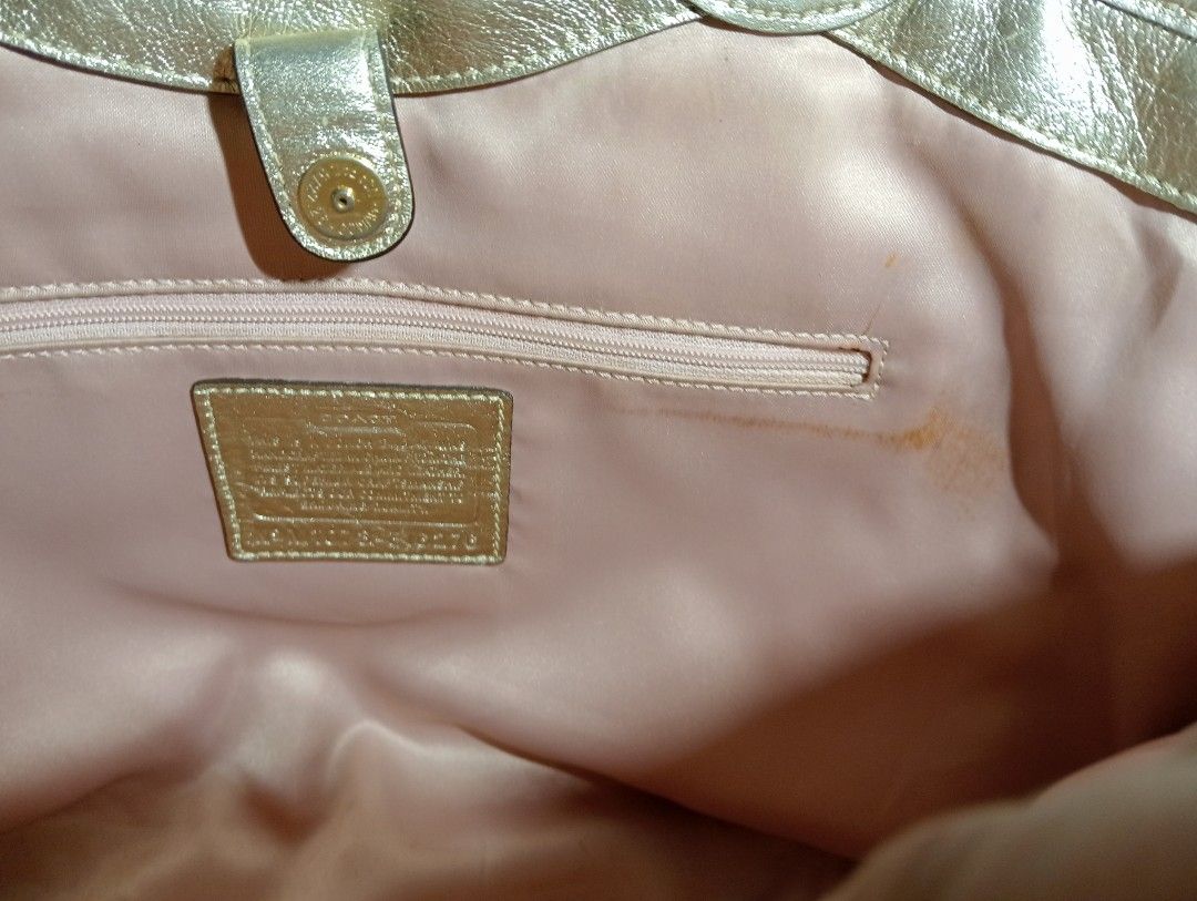📣 CLEAR OUT CLOSET SALE ‼️ LESS 30% OFF FROM 4,500 TO 3,150 ‼️ AUTHENTIC ORIGINAL LIMITED EDITION COACH BLEECKER FLORAL APPLIQUE PATCHWORK SIGNATURE TOTE BAG (Category: Luxury Bags & Wallets) located in Quezon City. Submitted by sparkys.joy_88 (Listing ID 1436008638, Image 3). Description: - Coach signature tote bag (style: F16276) - Rank B (Used) - Floral embellishments patchwork - Light brown beige exterior with Coach logo - Pink interior (wit