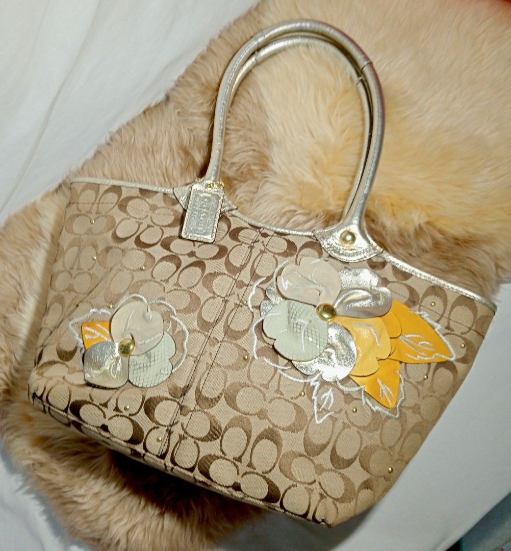 📣 CLEAR OUT CLOSET SALE ‼️ LESS 30% OFF FROM 4,500 TO 3,150 ‼️ AUTHENTIC ORIGINAL LIMITED EDITION COACH BLEECKER FLORAL APPLIQUE PATCHWORK SIGNATURE TOTE BAG (Category: Luxury Bags & Wallets) located in Quezon City. Submitted by sparkys.joy_88 (Listing ID 1436008638, Image 1). Description: - Coach signature tote bag (style: F16276) - Rank B (Used) - Floral embellishments patchwork - Light brown beige exterior with Coach logo - Pink interior (wit