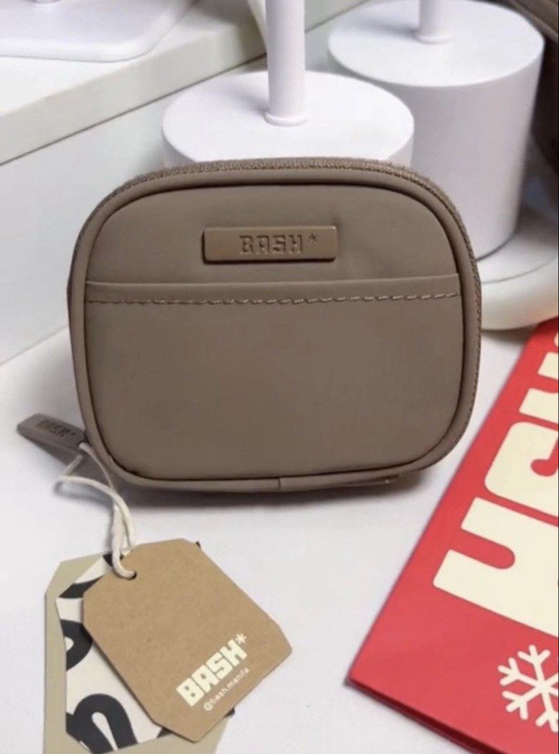BASH OAK WALLET (Category: Wallets & Card holders) located in Manila. Submitted by missthrift___ (Listing ID 1435930156, Image 1). Description: oak color once used with paperbag .