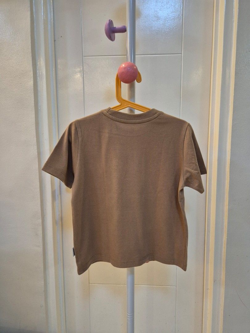 BOCU Brown T-shirt 3-4Y (Category: Babies & Kids Fashion) located in Bacoor. Submitted by amdeocampo (Listing ID 1435918207, Image 3). Description: - Brown BOCU T-shirt - White "BOCU" design on the front - Size: Fits 3-4 year olds - Soft material - Round neckline - Short sleeves - Perfect for everyday wear Pre-loved items, please manage your expectations. There may be slight discoloration due to washing and/or lint..