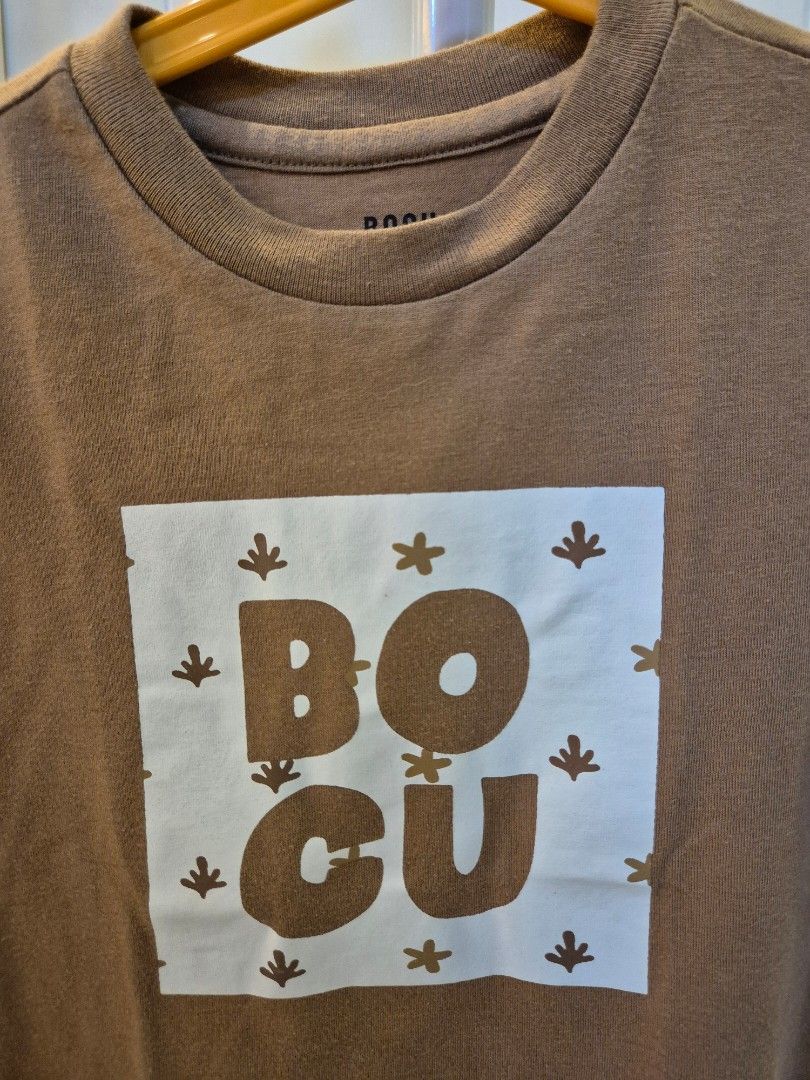 BOCU Brown T-shirt 3-4Y (Category: Babies & Kids Fashion) located in Bacoor. Submitted by amdeocampo (Listing ID 1435918207, Image 2). Description: - Brown BOCU T-shirt - White "BOCU" design on the front - Size: Fits 3-4 year olds - Soft material - Round neckline - Short sleeves - Perfect for everyday wear Pre-loved items, please manage your expectations. There may be slight discoloration due to washing and/or lint..